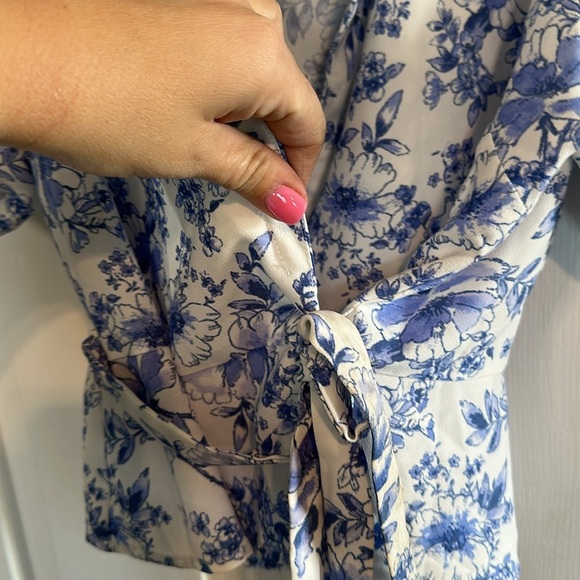 Violets & Roses Blue Floral top size small - Picture 3 of 4
